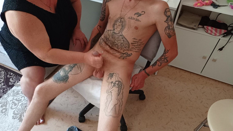 Zona901: Mi madrastra vio que me estaba masturbándome y comenzó a...