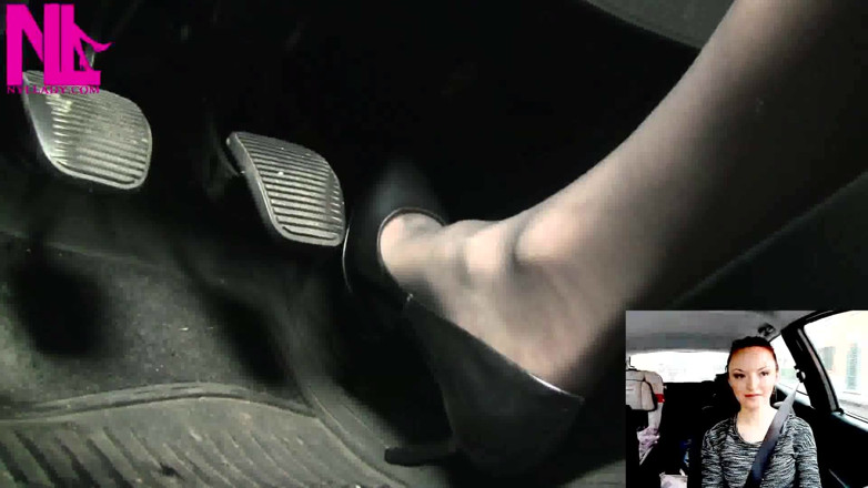 Nyllady: Fahren in grauen Pattent Pumps und strumpfhosen