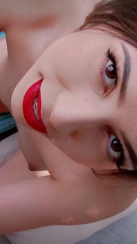Labă cu buzele roșii ale lui Judy Jolie la piscină