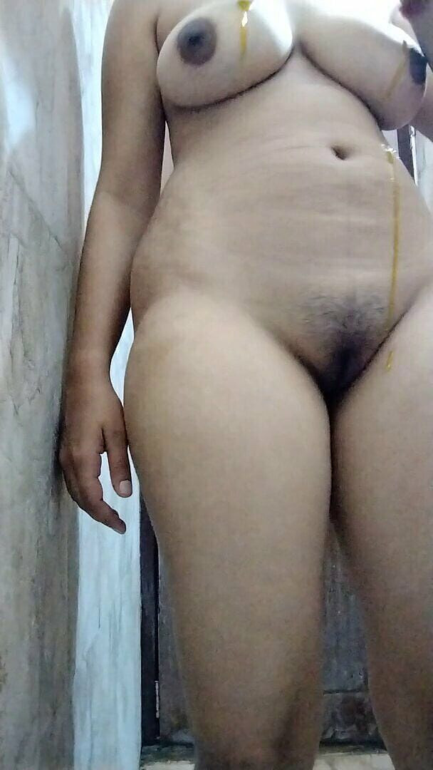 Riyathakur: Indická mladá tetička si dává olej na tělo