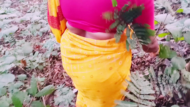 Telugu honey lips: Desi Outdoor Jungle Sex