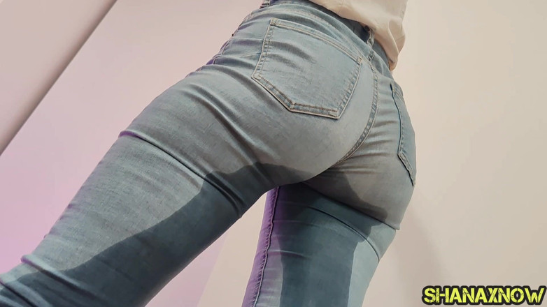 Shanaxnow: Pisse dans un jean bleu moulant, culotte trempée