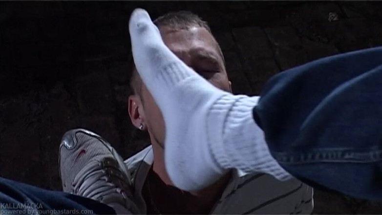 Young Bastards: Ragazzi con sneaker scopano nel seminterrato