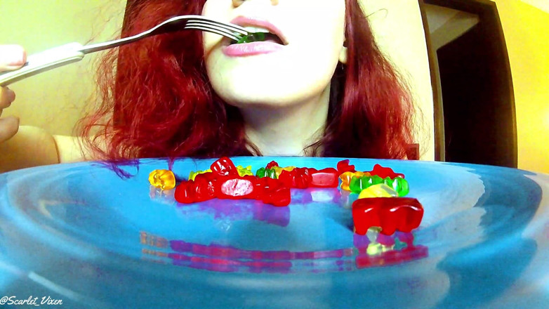 Scarlet Vixen: Obryně pohltí Gummy Men a tebe