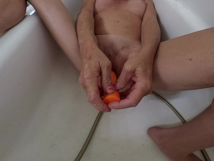 Lizzy Yum VR: Liz Young VR 2025, jouet sexuel dans son bain 35