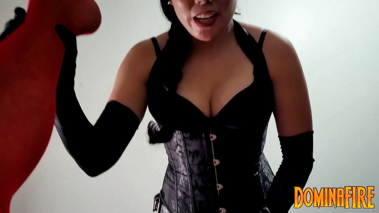 DominaFireOfficial: VEDERE LA PERSOANA 1 - Dominare feminină cu futai în cur cu vibratorul...