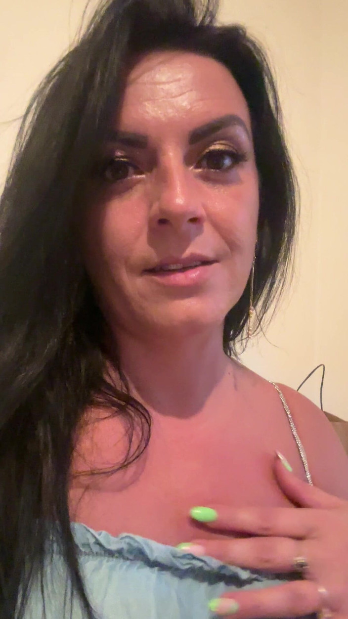 MilfyCalla: Rochie albastră moale, fără sutien - tachinare naturală în lumină