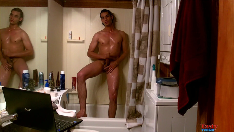 Tasty Twink: Tristan Hollister si diverte in doccia