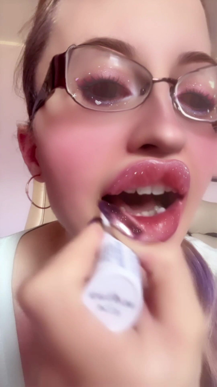 FinDom Goaldigger: 唇彩亲吻。