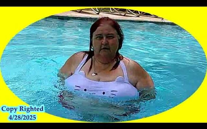BBW nurse Vicki adventures with friends: 看護師ヴィッキーは新しい2ピースを着て、太陽の下で楽しんでいますパート1