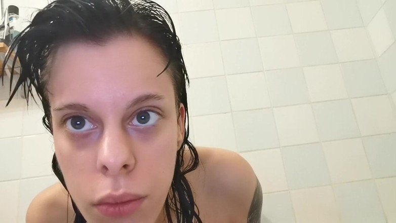 Beth Kinky: Je me rase la chatte en douceur pour papa