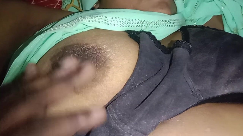 Tamil Anti Uma: 叔母の家に行ったら、サリー姿がとても美しかったので、胸を取ってセックスした。