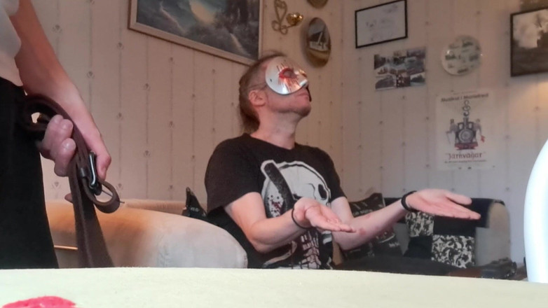 Oznob Oznofla: Cowok amatir dicambuk di tangan, kaki dan pantat