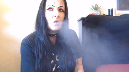 Abby Anna: Bel primo piano di una gotica che fuma