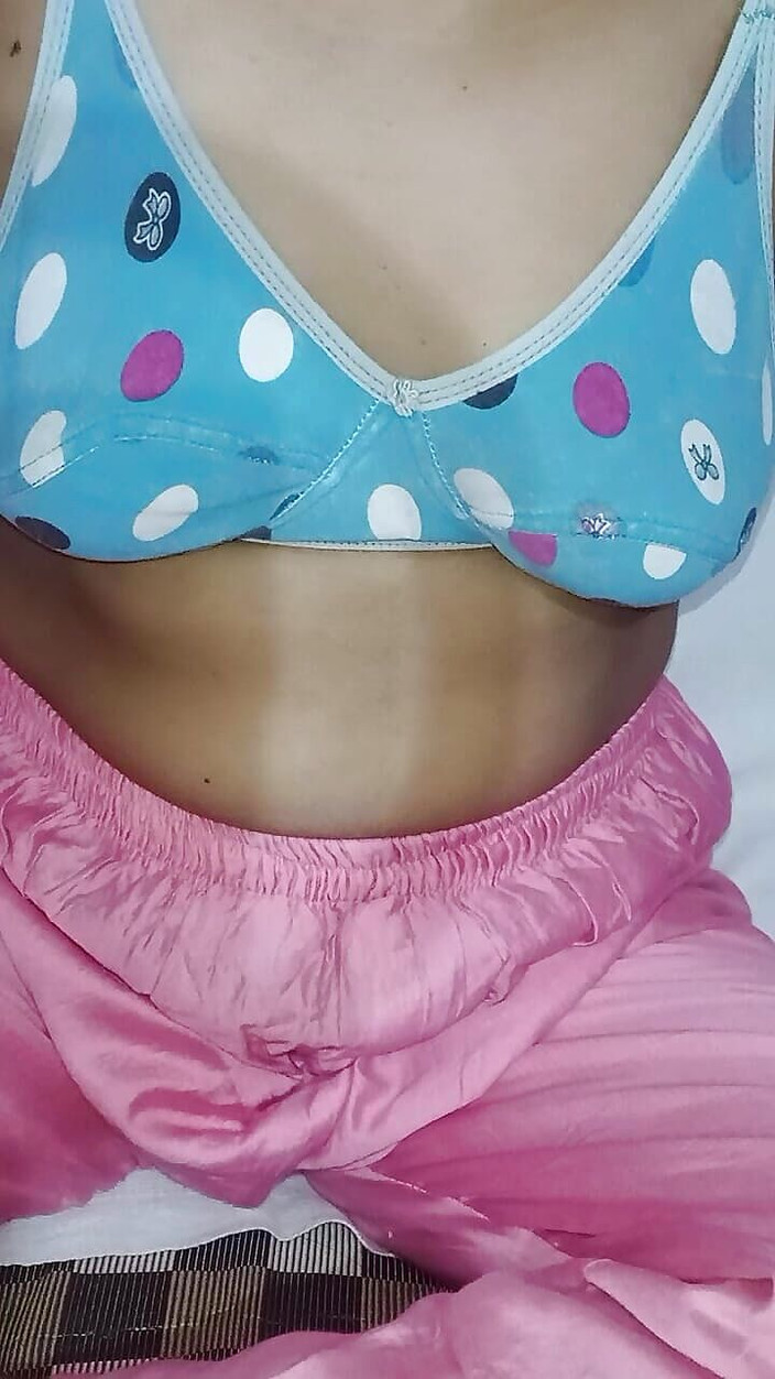 Sexpron: Setelah bersihin rambut kakak iparku, aku ngentot memeknya malam-malam.