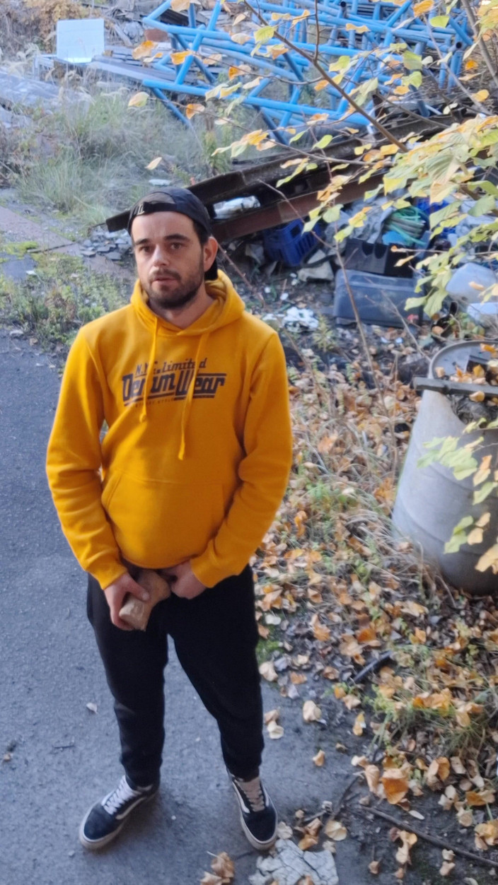 jerkofflover: 廃工場の屋外とホール内でオナニー