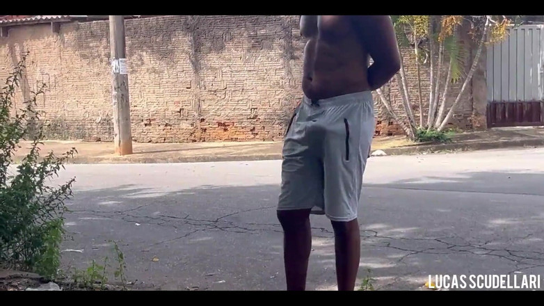 Lucas Scudellari: İç çamaşırı olmadan yürüyüşe çıktım ve ormanda bir adam tarafından işendim