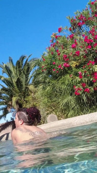 Havuzda ateşli lezbiyen ırklararası eğlence