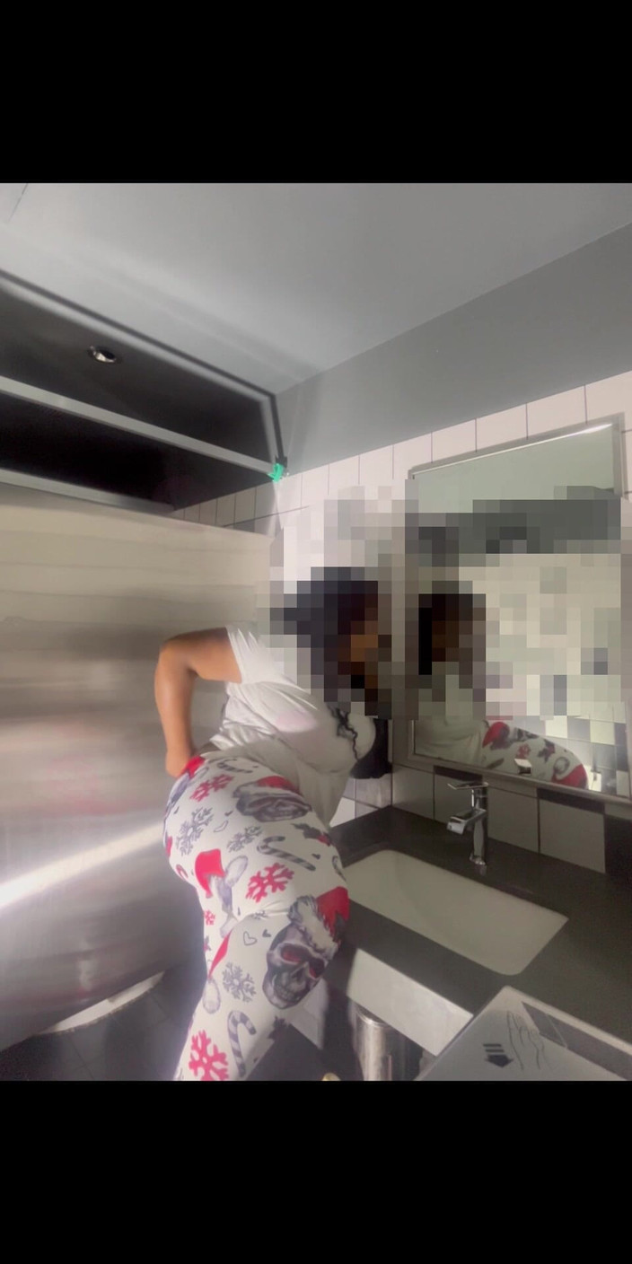 Anye Meshell: Co bys dělala, kdybyste mě našla pod svým vánočním stromečem!