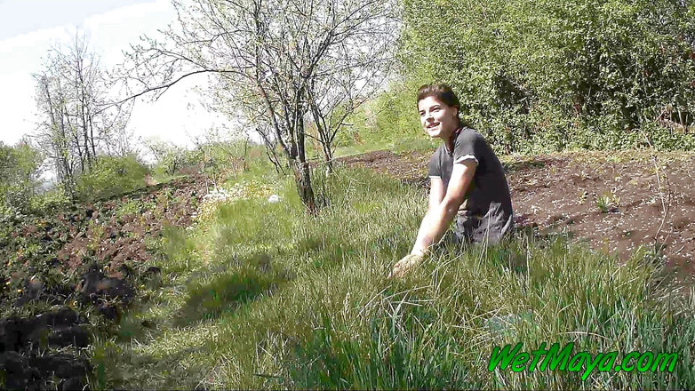 Wet Maya: Писсинг в траве на обочине дороги