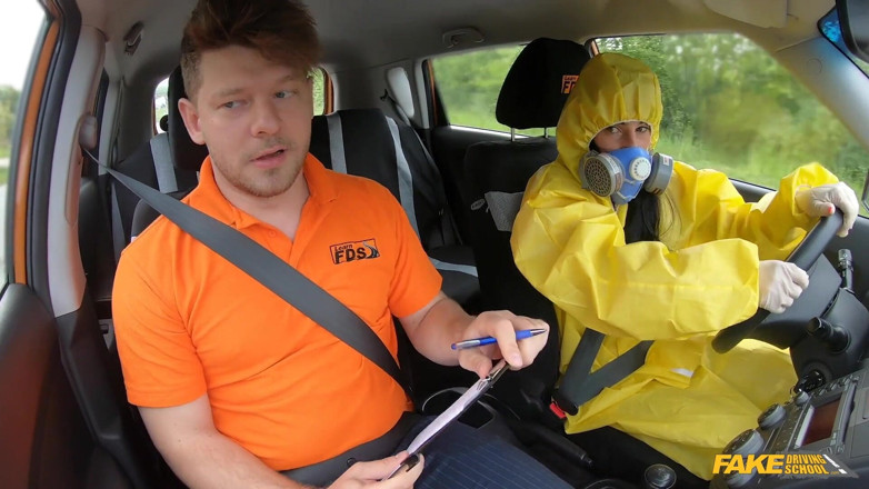 Fake Driving School: Зніми мій костюм хазмату і трахни мене