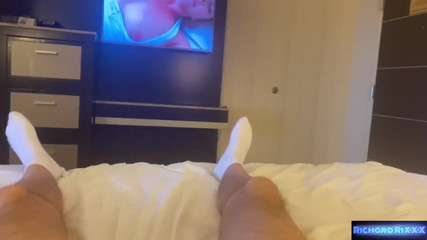 Richard RiXXX: Cowok bertato ini lagi asik goyangin kontol besarnya sampai dicrot...