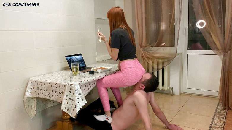 Petite Princesses Femdom: 남친을 인간 가구로 사용하고 의자 노예로 부엌에서 저녁 식사를 하는 Kira - 펨돔 무시