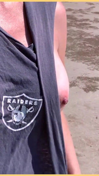 Ma femme ose se promener sur le côté des seins sur la plage