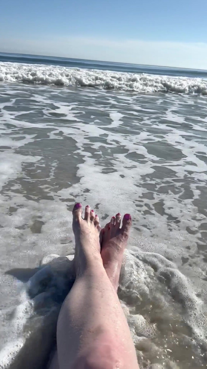 Peppermint Giantess: Wellen crashen auf Größe 16, füße und beine