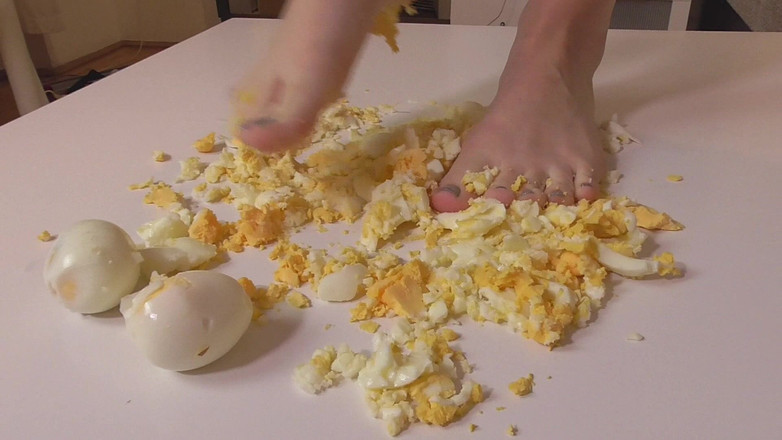 Solo Austria: मैं इन अंडों की तरह तुम्हारे नट को कुचलता हूँ!