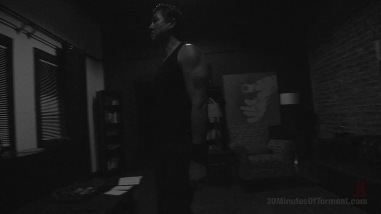 30 Minutes of Torment: 直男john smith被殴打，被鞭打，并被射精