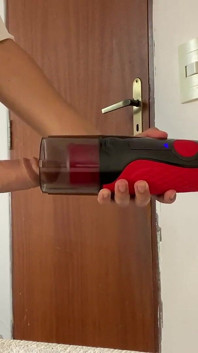 Ik kocht een Japanse automatische masturbator en ontdekte dat mijn lul er niet in paste