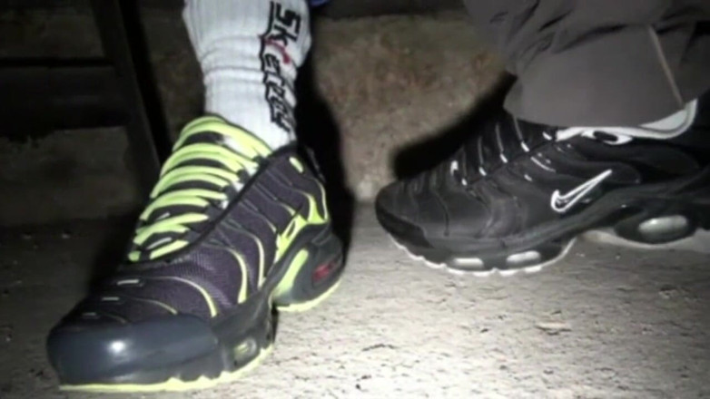 Sneaker gay: Une salope soumise aux baskets de Julien, garçon éjaculé