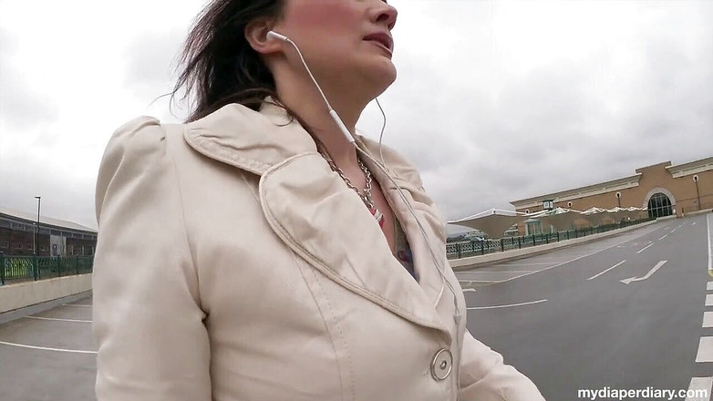 Faye Taylor: 在停车场散步