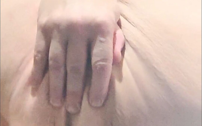 HerculesnVENUS: 用她的淫荡玩具抚摸那个混蛋，而她的男孩玩具则在旁边看