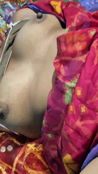 Sital, femme au foyer pakisthani, et son camarade de classe Md Aktar, première baise