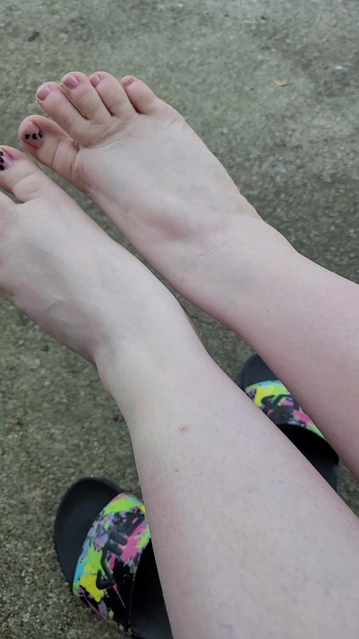 On cloud 69: 用人字拖在户外展示我的脚