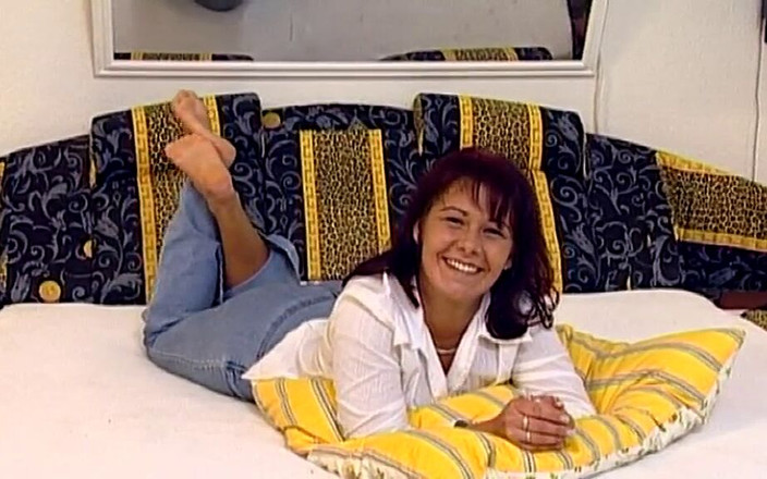 FoxyMedia: 有魅力的德国棕发女子想在镜头前发生性关系