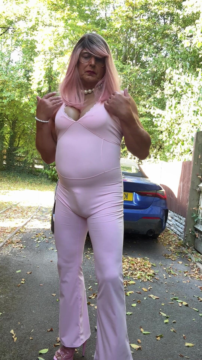 Kellycd2022: Travestit Kellycd2022 în costum roz și tocuri