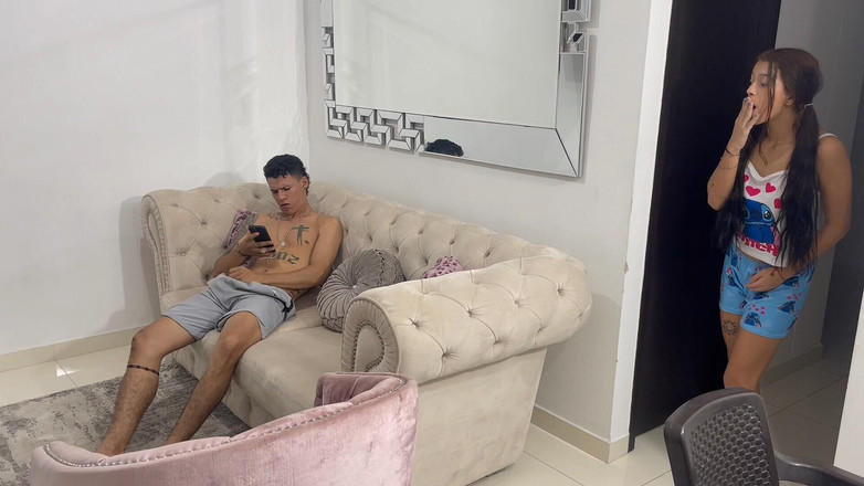 Kyleipalvin: Moje plachá nevlastní sestra mě přistihne při masturbaci a chce,...