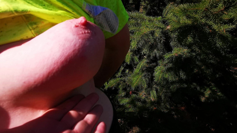 Bouncy Tits Action: Cewek sange ini ditampar habis-habisan di malam natal