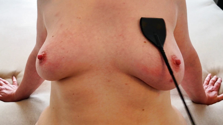 Bouncy Tits Action: Peitsche meine brüste mit hengstpeitsche