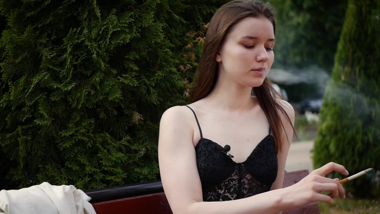 Russian Smokers: Smoking 120mm Saratoga on the Street