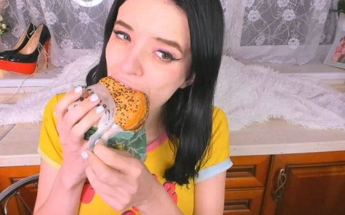 MargoAlisa: Alice eet burger en friet