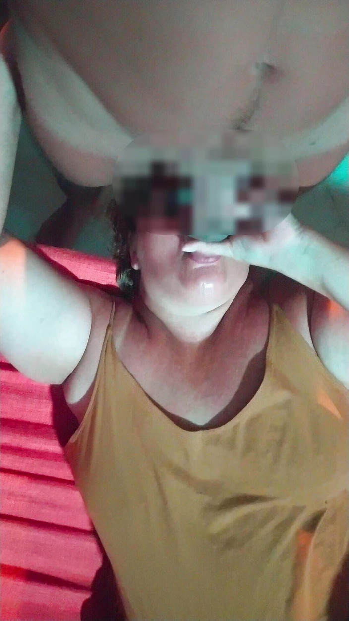 Lily & Theo: Bu deniz kızını kancamla bağladım. Sulu ve lezzetli etinizi yemeye...