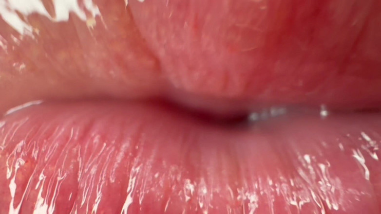 Asmr_mouth: Uriașa îți arată locul de joacă