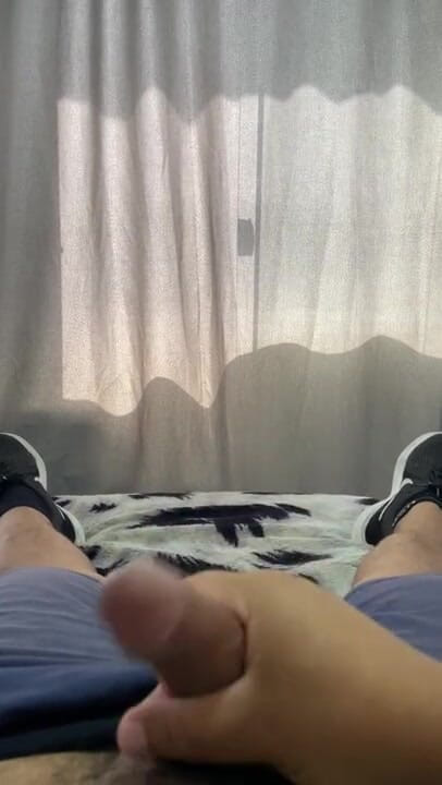 Dylan Ford: Brasilianischer twink wichst und kommt mit turnschuhen auf | Dylan Ford