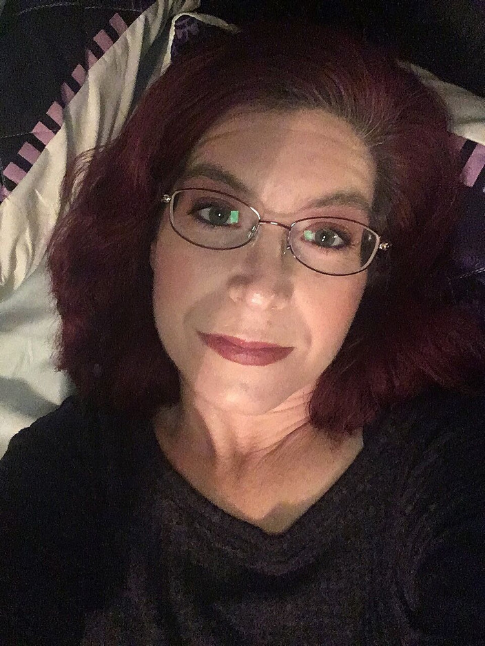 Elianna: Trò chuyện thô tục với bạn bè và khoe lồn...