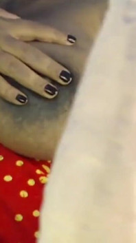 Une fille sexy s’enfile un gode dans un gros nichons, show de baise
