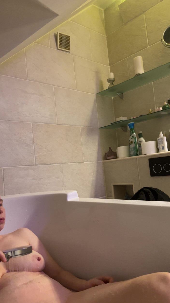 SweetLucy96: Teplá voda mi ztvrdne bradavky